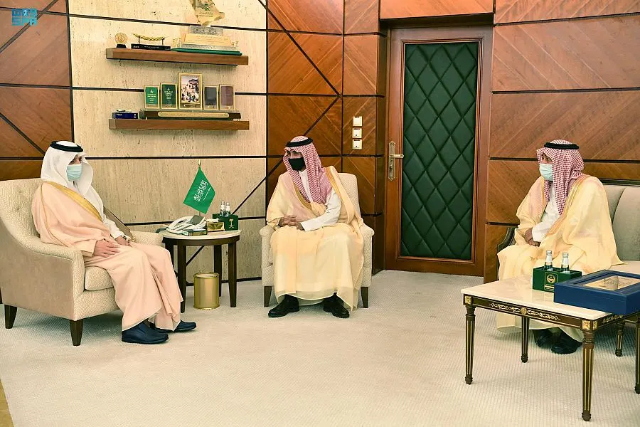 عزى أسرة الأنصاري.. أمير الشرقية يستقبل سفير البحرين