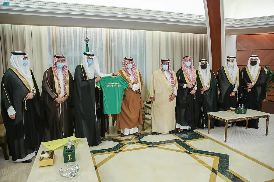أمير الشرقية يطلع على إنجازات نادي الخليج
