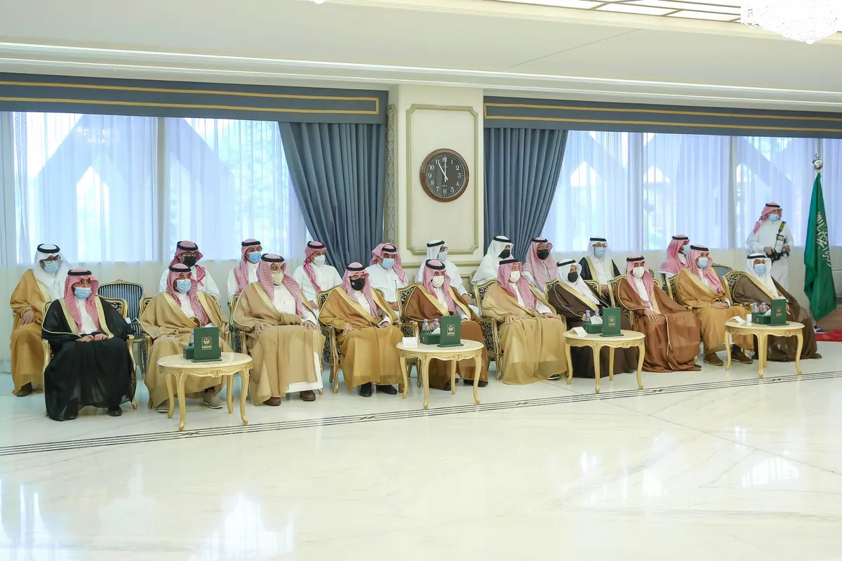 أمير الشرقية يسلم مواطنين وحدات الإسكان التنموي