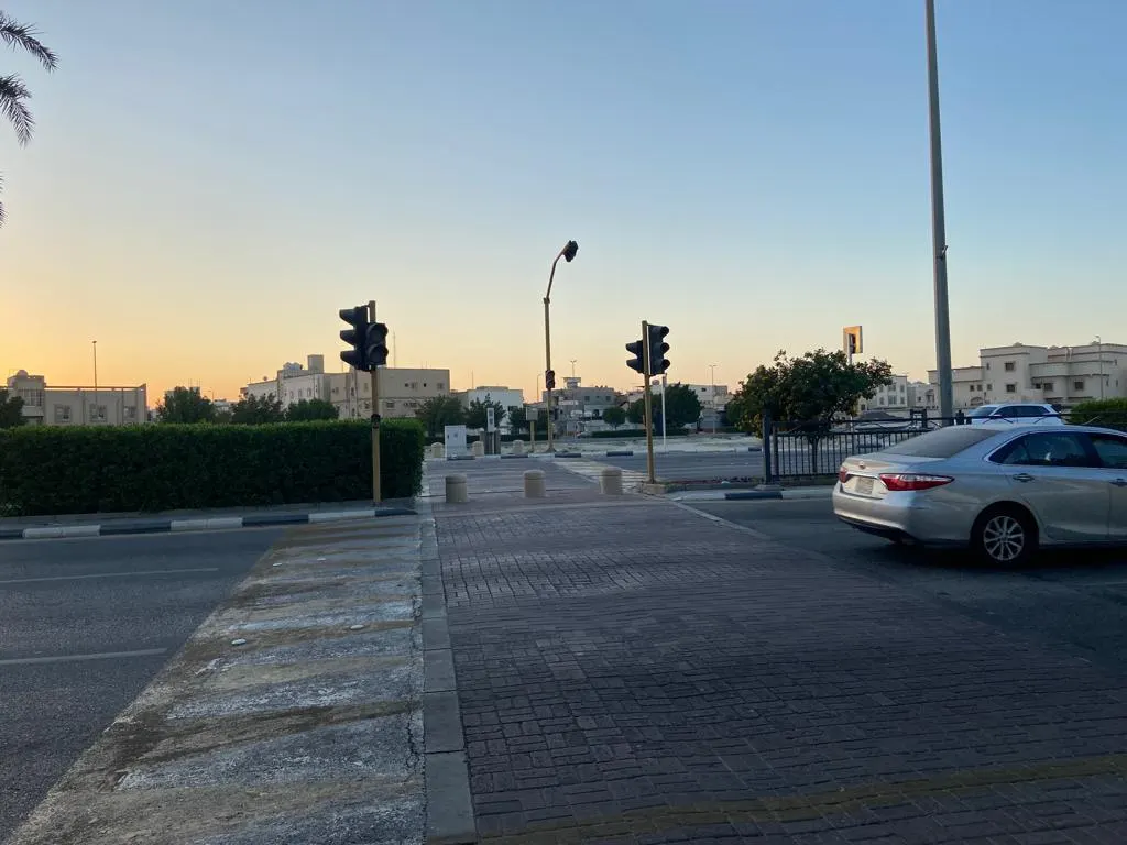 بعض إشارات المشاة في كورنيش القطيف.. لا تعمل