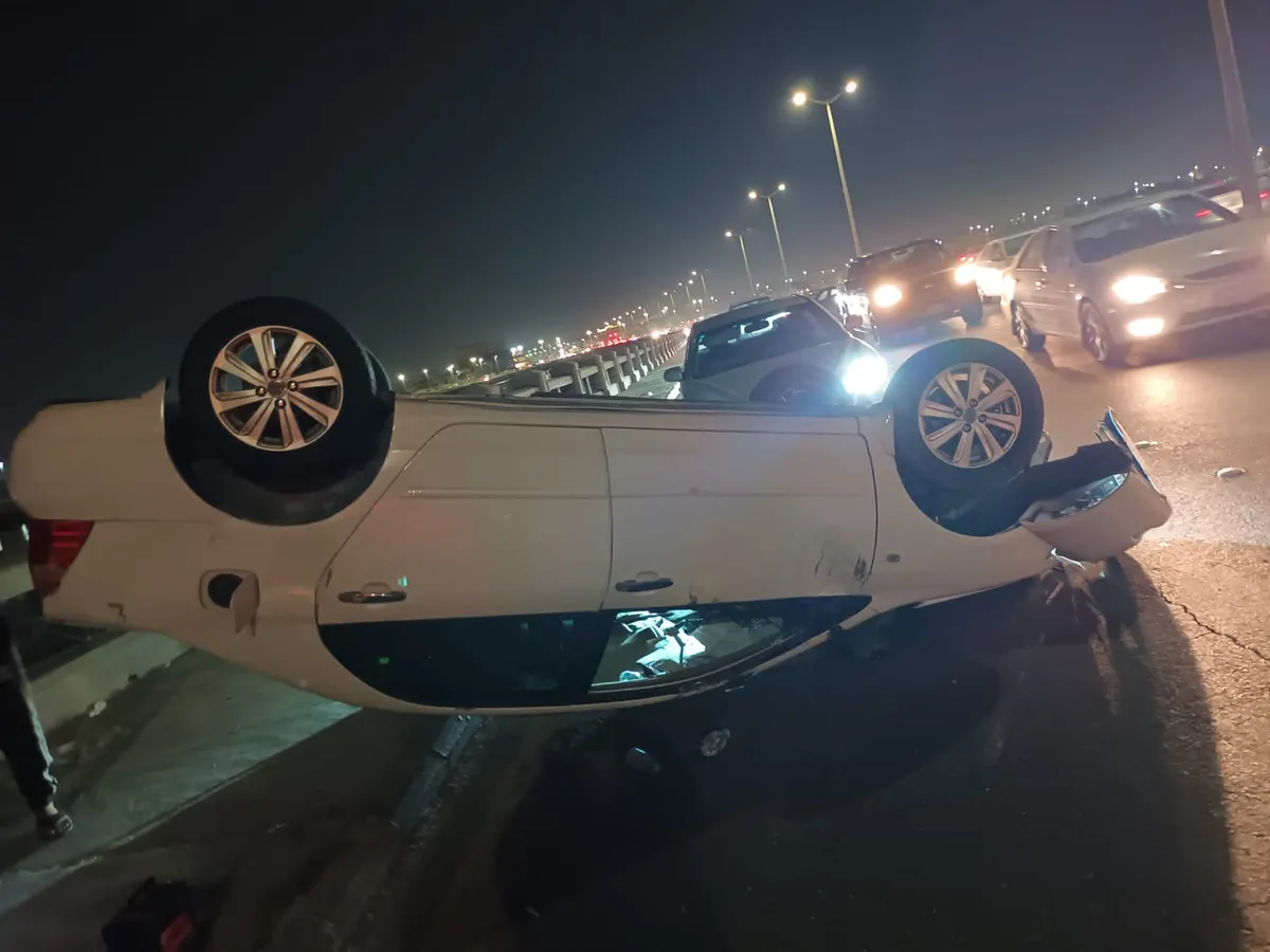 إصابة شاب في انقلاب سيارة بجسر تاروت
