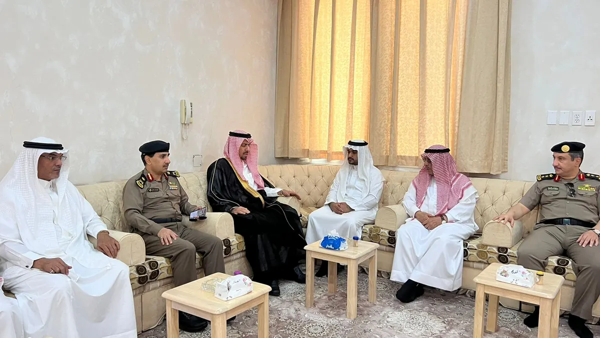 المحافظ ينقل تعازي أمير المنطقة ونائبه.. وأسرة الملا تثمّن الوقفة الوطنية
