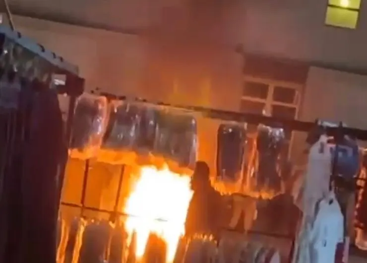 [فيديو] حلة محيش.. باعة السوق الشعبي يخمدون حريق بسطة ملابس