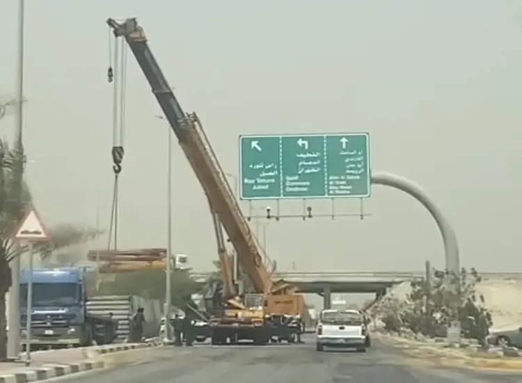 [فيديو] انقلاب شاحنة عند جسر أم الساهك ـ صفوى