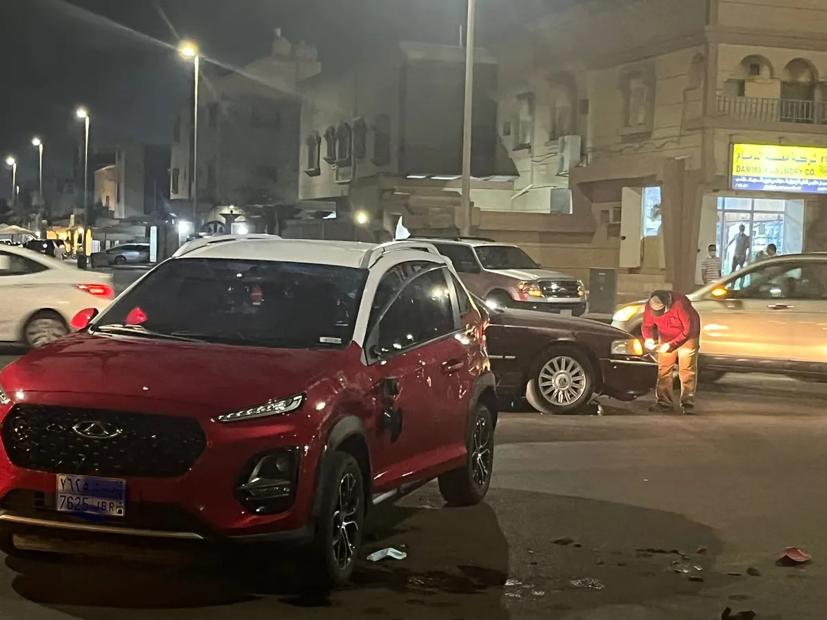 سيهات.. نجاة فتاة من انقلاب سيارة
