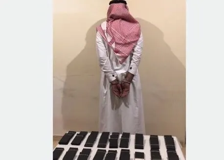 قصاصات ورق تكشف قضية تزييف عملات