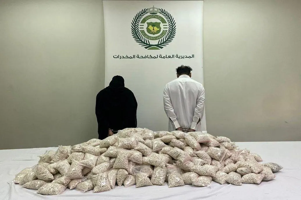 بتأشيرة زيارة.. سوريّان يحاولان تهريب 732 ألف حبة إمفيتامين