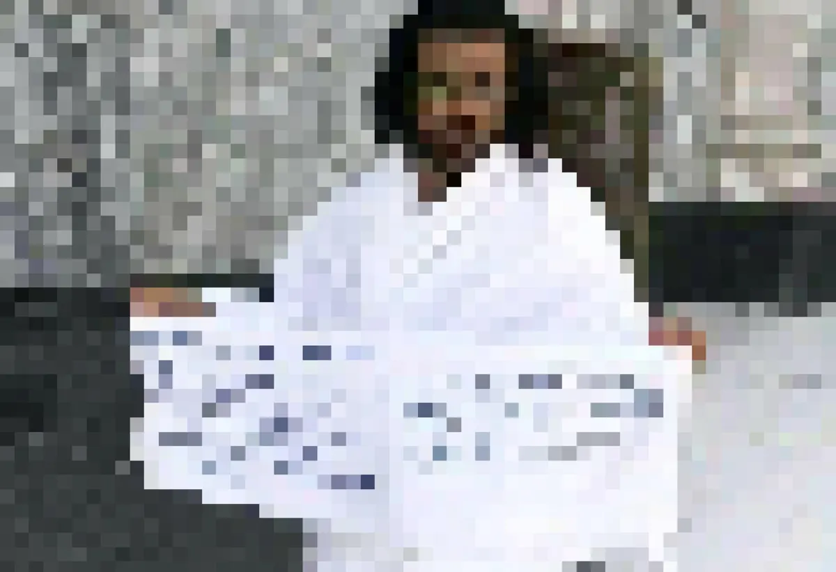 التحقيق مع يمني رفع لافتة مخالفة في الحرم المكي