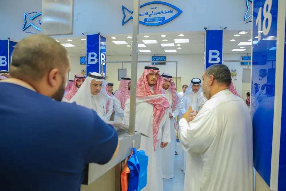 الأمير أحمد يتجوّل في سوق الأسماك “شخصياً” ويحاور أصحاب المحلات في احتياجاتهم