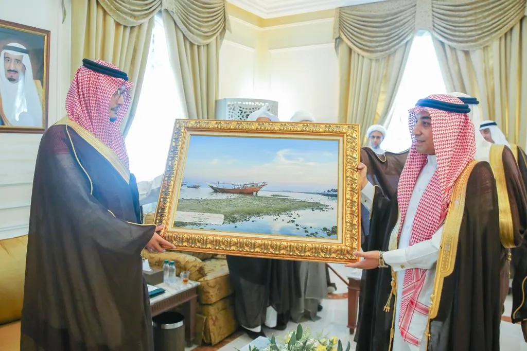 ألقى كلمة الأهالي.. النمر يُهدي الأمير أحمد لوحةً من طبيعة القطيف