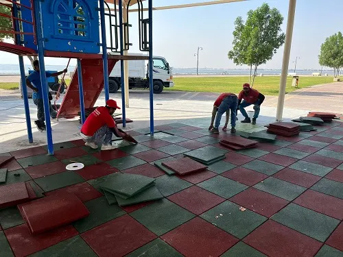 القطيف.. أرضيات مطاط لحماية الأطفال عند الألعاب