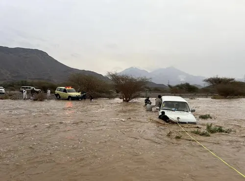 المدينة.. إنقاذ أسرة من سيل شعيب في قرية الخيف