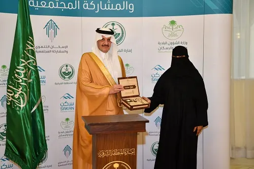 أمير الشرقية يسلم مستفيدي الجمعيات وحداتهم السكنية.. وبارك 5 اتفاقات