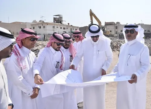 آل خريف يستطلع مشاريع بلدية القطيف في الميدان
