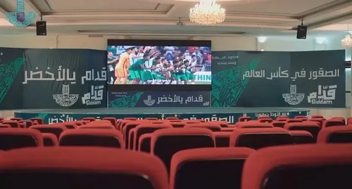 أبيض وأخضر.. شاشات عملاقة لمتابعة مباريات المونديال في الشرقية