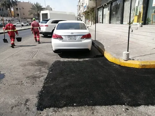 سيهات.. إصلاح جدي لـ 528 متراً مربعاً من حُفر الشوارع