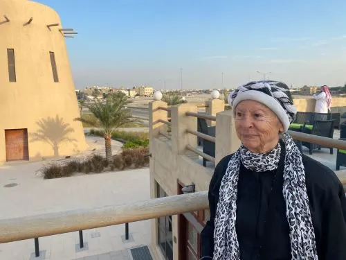 [فيديو] صحافية ألمانية تأكل الخبز العربي في العوامية وتشاهد “قفّات” الخوص
