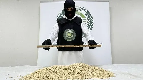 سقوط عصابة مخدرات هرّبت مليونَيْ حبة إمفيتامين في بضاعة خشب
