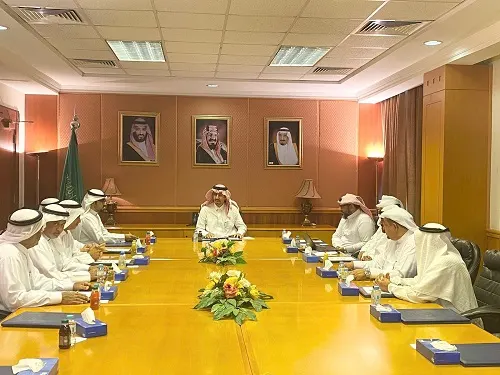 محافظ القطيف يطلع على برامج جمعية الفردوس