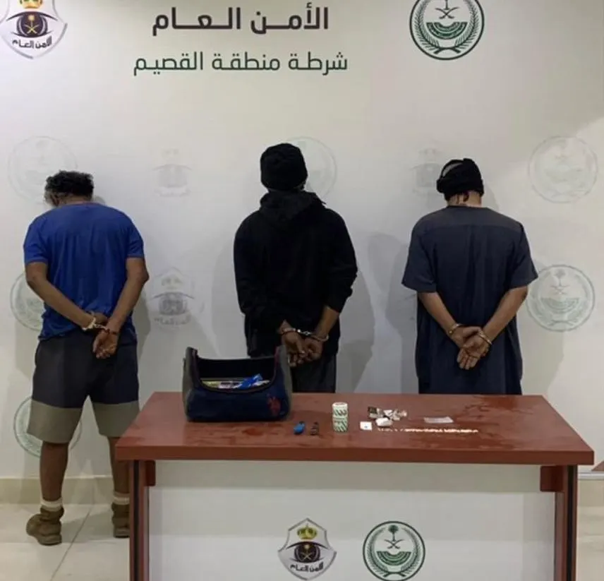حبوب مُخدرة ومحظورة في سيارة 3 سعوديين