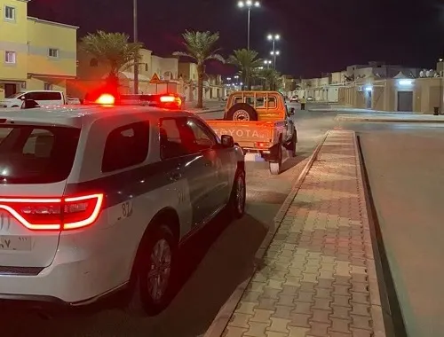 السير في ممر مشاة ينتهي بسائق في الهيئة المرورية