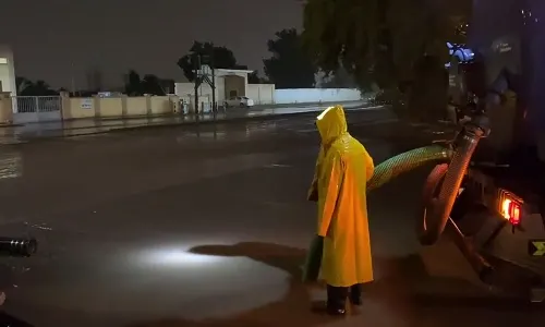 بلدية القطيف “سهرانة” في شفط الأمطار