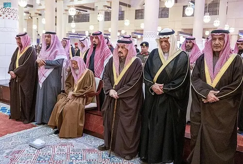 أمير الرياض يؤدي صلاة الميت على الأمير عبدالإله بن سعود بن عبدالعزيز