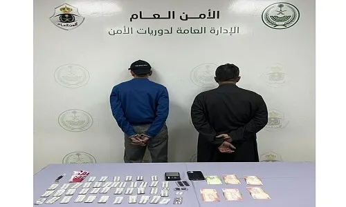 تم القبض في الرياض.. 415 حبة “مشبوهة” و “حشيش” في سيارة