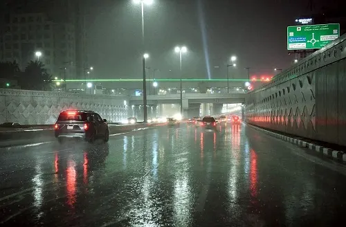 الدفاع المدني يحذر من أعمدة الكهرباء في الأمطار