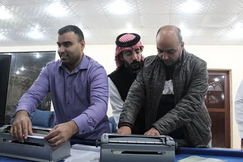 [فيديو] عنك.. مؤيد مرار يدرب مُبصريْ نادي الساحل على طريقة برايل