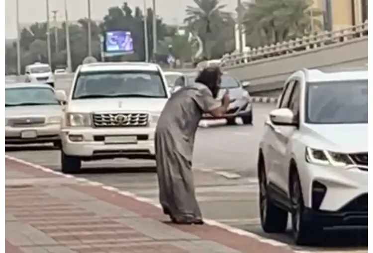 “العم مجهول”.. يواجه برد الخبر بملابس رثّة.. ويطلب الطعام من السائقين