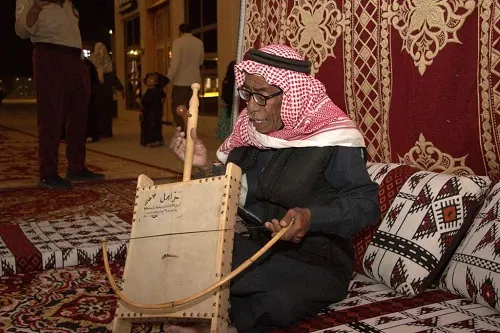 [يوم بدينا] ربابة من الصحراء يعزفها صيّاد صفواني في العوامية