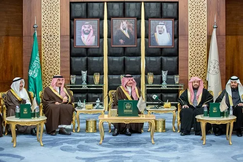 الأمير سعود من منبر “الإثنينية”: دولتنا رايتها راية العز والتوحيد