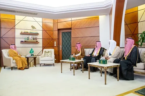أمير الشرقية يطلع على نشاط “توعية الجاليات” غرب الدمام