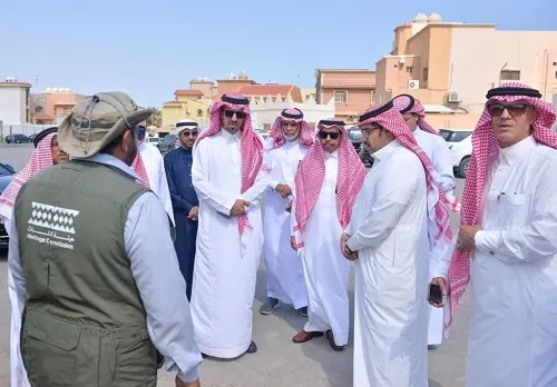 ميدانياً.. محافظ القطيف يتابع أعمال التنقيب عن الأثار في دارين وتاروت