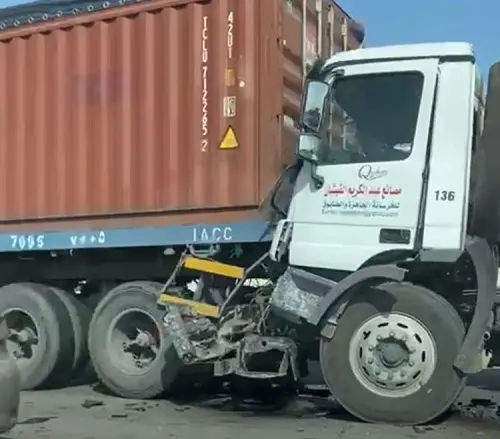 [صور] تصادم بين ثلاث شاحنات وانقلاب سيارة في طريق أبو حدرية