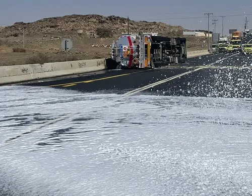 عسير.. انقلاب شاحنة محروقات دون إصابات