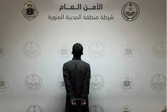المدينة.. مقطع فيديو يدين حامل سلاح