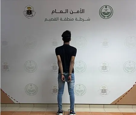 تم القبض في القصيم.. مواطن يشهر سلاحاً نارياً