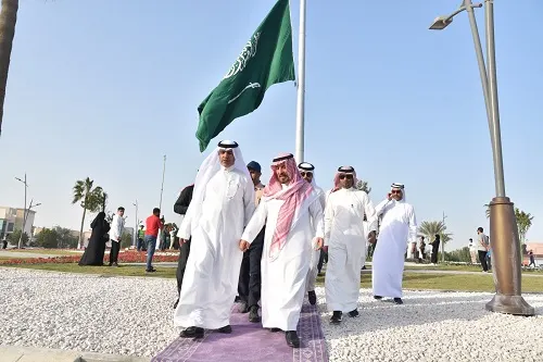 [يوم بدينا] راية التوحيد ترفرف من علو 50 متراً بين القطيف وعنك