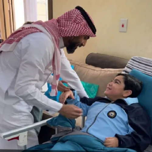 العوامية.. معلم يختبر طالباً على السرير الأبيض في منزله