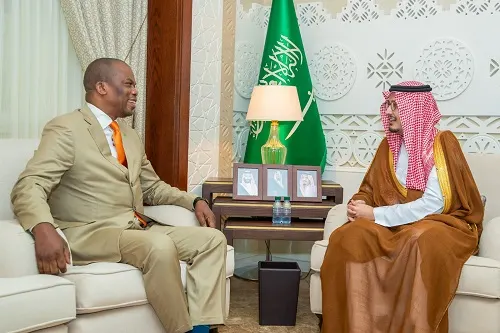 الأمير أحمد يبحث العلاقات الثنائية مع سفير جنوب افريقيا