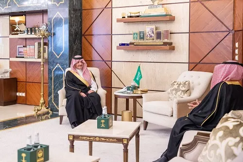 الأمير سعود يطلع على خدمات فرع الأحوال المدنية