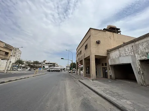 بلدية القطيف تواصل تطوير شارع الملك عبد العزيز