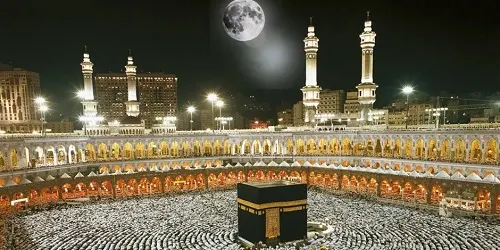 مساء اليوم.. القمر يتعامد على الكعبة المشرفة