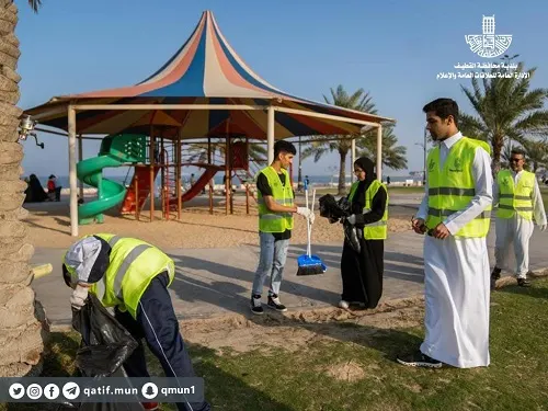 رجال ونساء في مبادرة تستهدف تنظيف سيهات