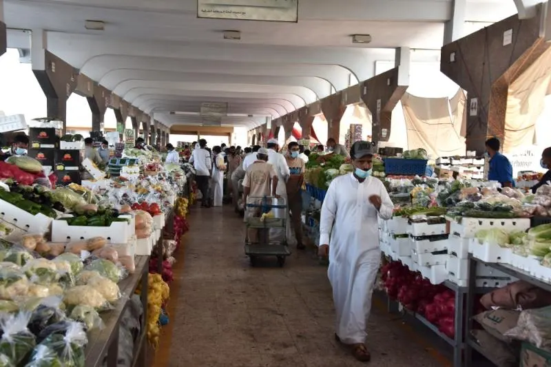 الدمام.. مصادرة طن ونصف من الخضار والفواكه الفاسدة
