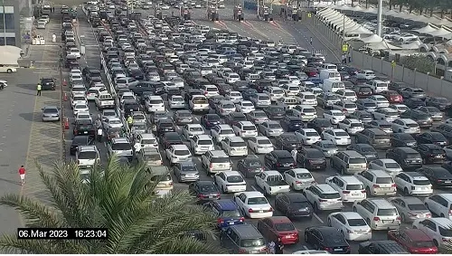 جسر البحرين يتحوّل إلى أكبر “موقف سيارات” بين دولتين