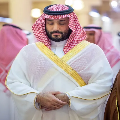 ولي العهد يؤدي صلاة الميت على عمّته الأميرة الجوهرة ويشارك في إكرامها