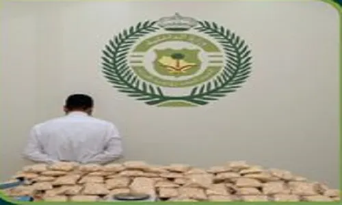 557 ألف حبة مخدرات وسلاح و “فلوس” في سيارة